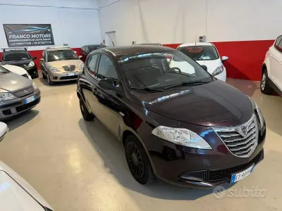 Usado Lancia Ypsilon S 69 HP (50 kW) 2014 Roxo Citadino