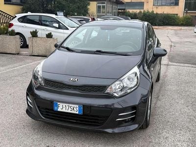 Usata Kia Rio Active 77 CV (56 kW) 2017 Grigio Berlina