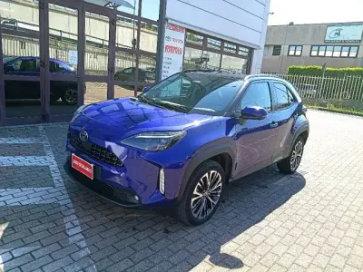 Begagnad Toyota Yaris Cross Lounge 92 HK (67 kW) 2024 Blå SUV