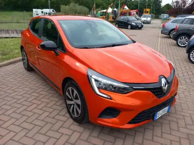 Begagnad Renault Clio V Equilibre 67 HK (49 kW) 2023 Orange Sedan