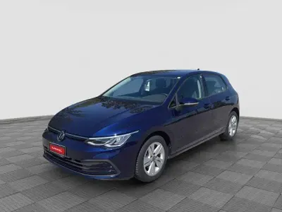 Usata VW Golf VIII Life 110 CV (80 kW) 2023 Atlantic blue Berlina