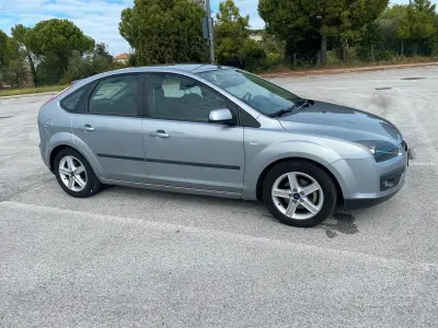 Usata Ford Focus 114 CV (83 kW) 2005 Grigio Berlina