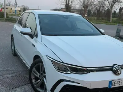 Usata VW Golf VIII R-line 150 CV (110 kW) 2021 Bianco Utilitaria