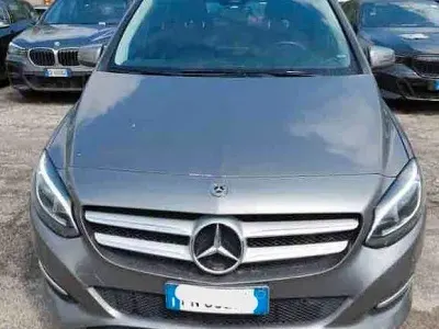 Käytetty Mercedes B180 Executive 109 HP (80 kW) 2018 Harmaa Tila-auto