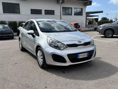 Usata Kia Rio Active 84 CV (61 kW) 2013 Grigio Berlina
