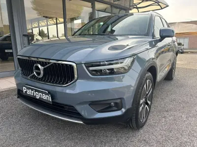 Begagnad Volvo XC40 Momentum 163 HK (119 kW) 2021 Grå SUV