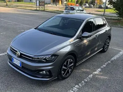 Usata VW Polo Sportline 80 CV (58 kW) 2020 Grigio Utilitaria
