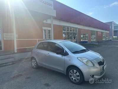 Usata Toyota Yaris 69 CV (50 kW) 2008 Grigio Utilitaria
