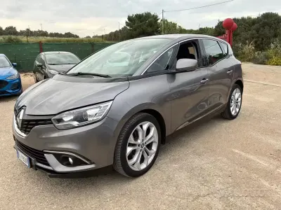 Usado Renault Scénic IV Bose Edition 110 CV (80 kW) 2017 Gris Monovolumen