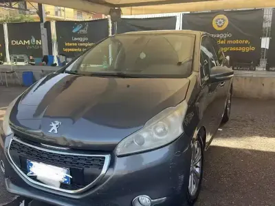 Usata Peugeot 208 68 CV (50 kW) 2013 Grigio Utilitaria