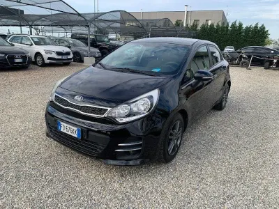 Usado Kia Rio 90 HP (66 kW) 2016 Preto Citadino