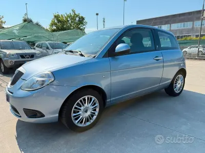 Usata Lancia Ypsilon 60 CV (44 kW) 2011 Blu Utilitaria