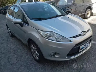 Usata Ford Fiesta Titanium 95 CV (69 kW) 2012 Grigio Berlina