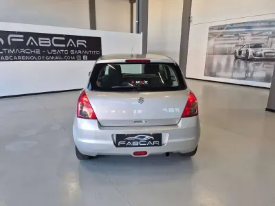 Usata Suzuki Swift GL 91 CV (66 kW) 2010 Argento Utilitaria