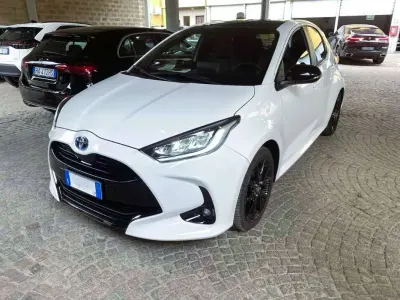 Usata Toyota Yaris Hybrid Lounge 92 CV (67 kW) 2022 Bianco Berlina