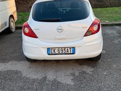 Begagnad Opel Corsa 85 HK (62 kW) 2011 Vit Sportkupé
