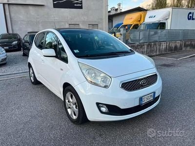 Usata Kia Venga EX 75 CV (55 kW) 2010 Bianco Utilitaria