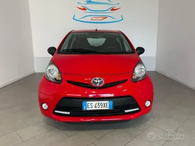 Begagnad Toyota Aygo Connect Style 68 HK (50 kW) 2013 Röd Halvkombi