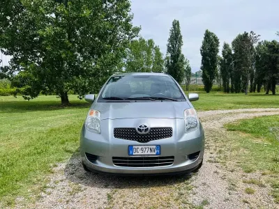 Usata Toyota Yaris Sol 69 CV (50 kW) 2006 Grigio Berlina