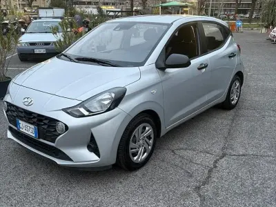 Käytetty Hyundai i10 Advanced 67 HP (49 kW) 2022 Harmaa Viistoperä