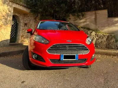 Usata Ford Fiesta 101 CV (74 kW) 2015 Rosso Utilitaria