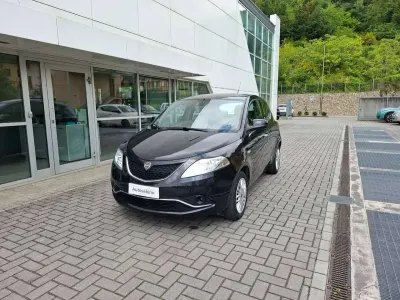 Usado Lancia Ypsilon Gold 69 HP (50 kW) 2017 Preto Citadino
