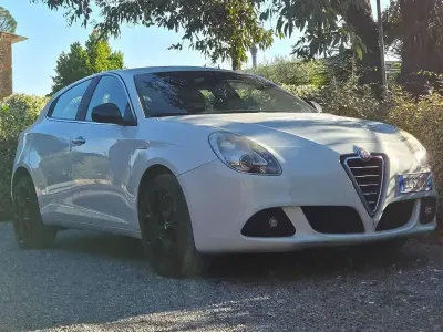 Usata Alfa Romeo Giulietta Distinctive 170 CV (125 kW) 2012 Bianco Utilitaria