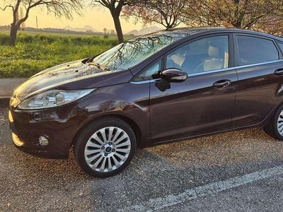 Usata Ford Fiesta Titanium 95 CV (69 kW) 2010 Rosso Utilitaria