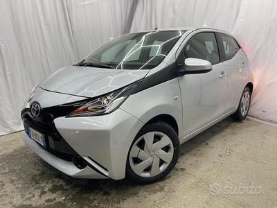 Begagnad Toyota Aygo Play 69 HK (50 kW) 2018 Grå Halvkombi