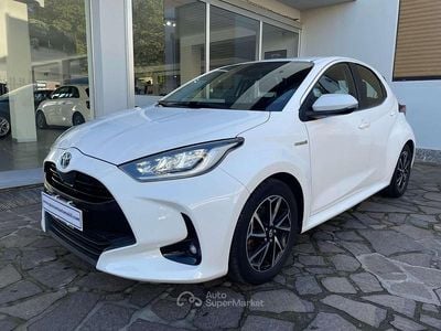 Usata Toyota Yaris Hybrid Trend 92 CV (67 kW) 2021 Super white Berlina