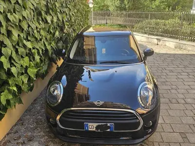 Usata Mini ONE 102 CV (75 kW) 2021 Nero Utilitaria