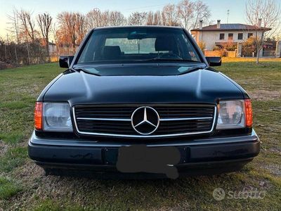 Usata Mercedes E200 122 CV (89 kW) 1991 Nero Berlina