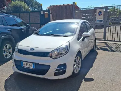 Usata Kia Rio 85 CV (62 kW) 2017 Bianco Berlina