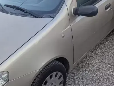 Usado Fiat Punto 60 CV (44 kW) 2009 Gris Utilitario