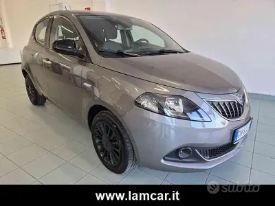 Usado Lancia Ypsilon Silver 69 HP (50 kW) 2021 Cinzento Citadino