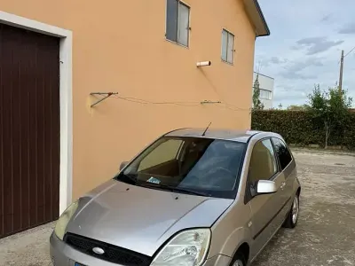 Usado Ford Fiesta Ghia 80 CV (58 kW) 2006 Gris Utilitario