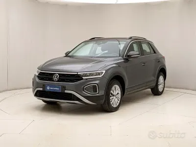 Usado VW T-Roc Life 110 CV (80 kW) 2023 Gris SUV