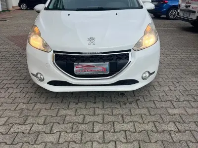 Usata Peugeot 208 Allure 68 CV (50 kW) 2015 Bianco Utilitaria