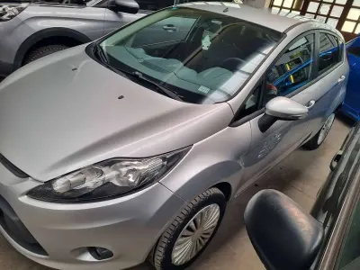 Usata Ford Fiesta 71 CV (52 kW) 2010 Argento Berlina