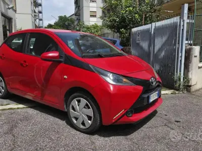 Begagnad Toyota Aygo X-clusiv 69 HK (50 kW) 2016 Röd Halvkombi