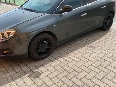 Usata Lancia Delta 165 CV (121 kW) 2008 Verde Utilitaria