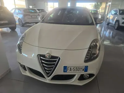 Usata Alfa Romeo Giulietta Exclusive 105 CV (77 kW) 2015 Bianco Utilitaria