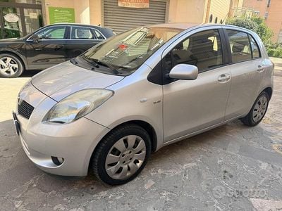 Usata Toyota Yaris 90 CV (66 kW) 2007 Grigio Utilitaria