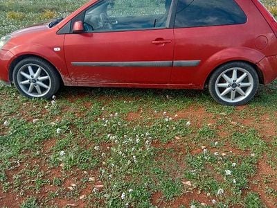 Usata Ford Fiesta 90 CV (66 kW) 2006 Rosso Utilitaria