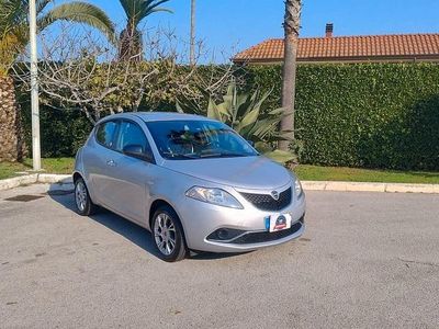 Usata Lancia Ypsilon Gold 69 CV (50 kW) 2016 Argento Utilitaria
