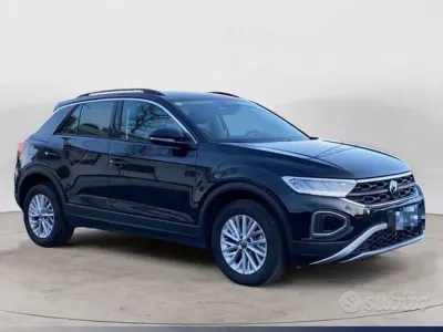 Käytetty VW T-Roc Style 125 HP (91 kW) 2021 Musta Katumaasturi