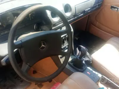 Begagnad Mercedes 230 1982 Svart Sedan