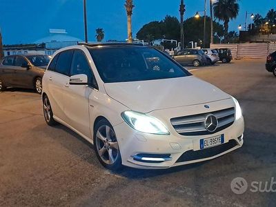 Gebraucht Mercedes B180 Premium 109 PS (80 kW) 2012 Weiß Van / Kleinbus