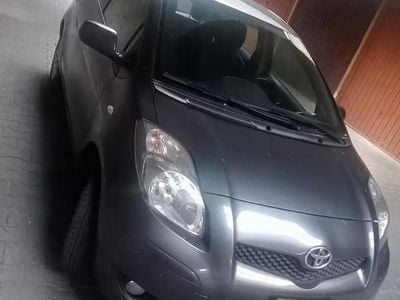 Usata Toyota Yaris Sol 101 CV (74 kW) 2010 Grigio Utilitaria