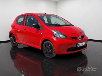 Usata Toyota Aygo Sol 68 CV (50 kW) 2006 Rosso Utilitaria